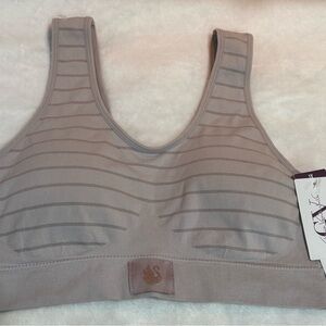 Gloria Vanderbilt Seamless Scoop Sports Bra in Taupe